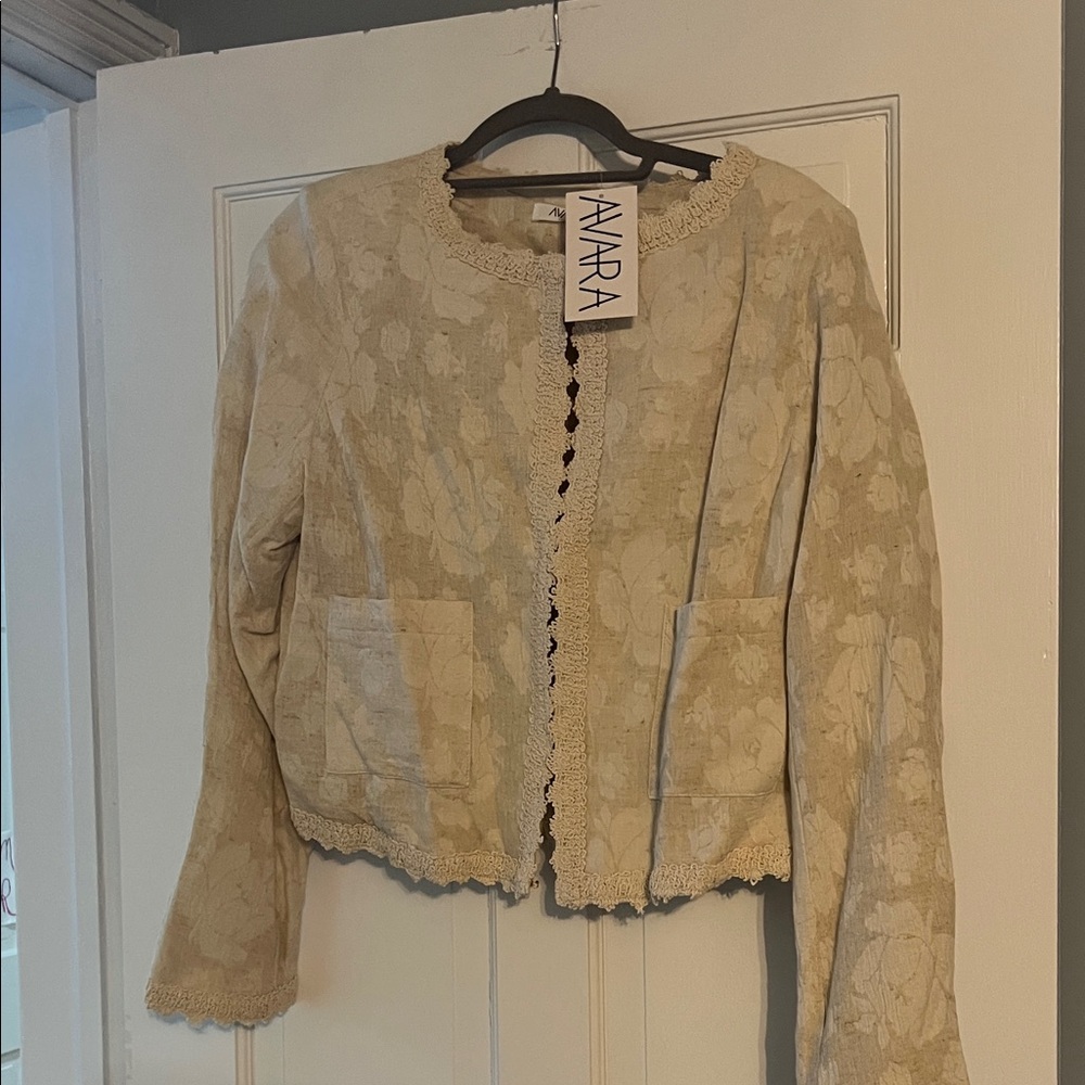 AVARA Cream Floral Lace-Trim Cropped Blazer